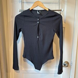 NWOT Windsor Black Ribbed Bodysuit with Keyhole Neckline, Size M